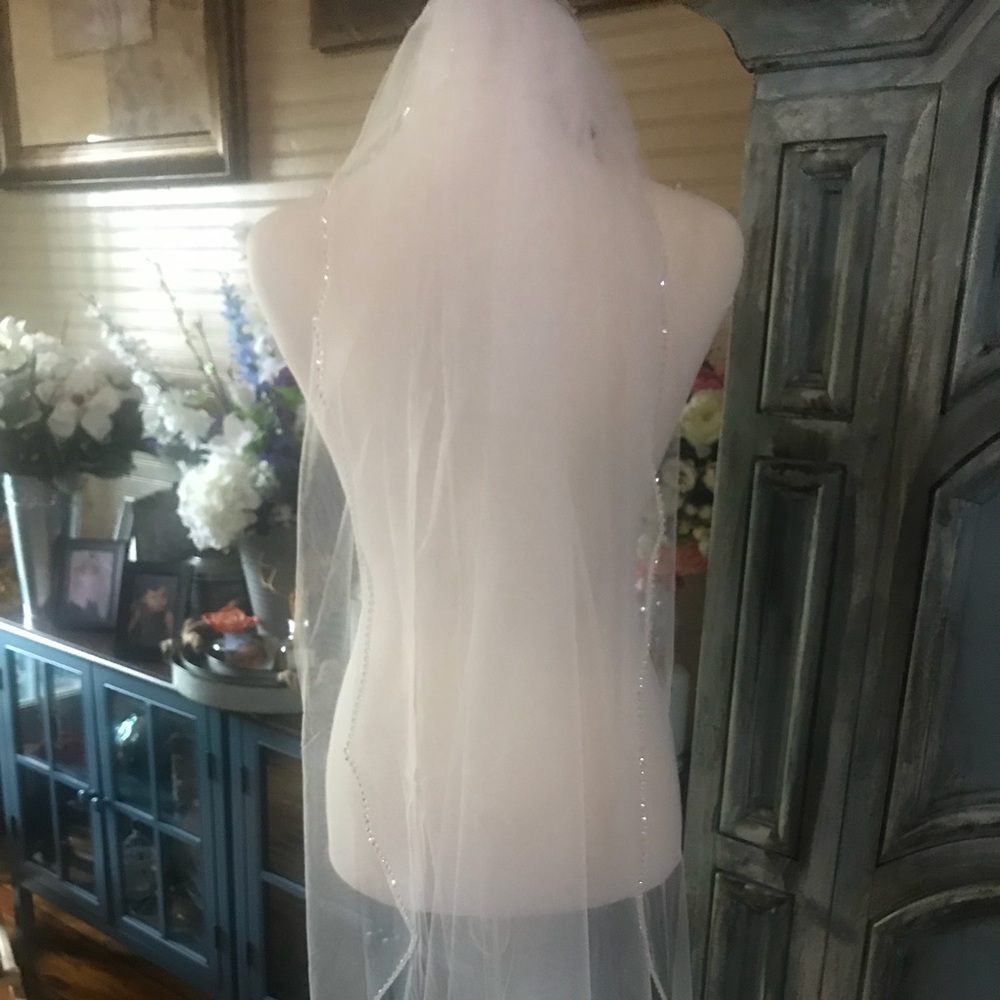 Beautiful 1 tier veil trimmed in rhinestones